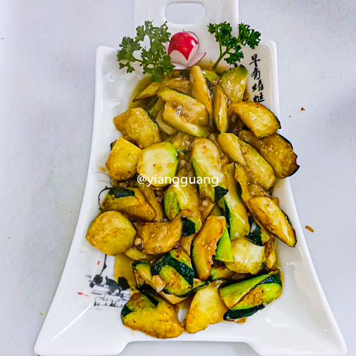 Courgettes frits a l′ail